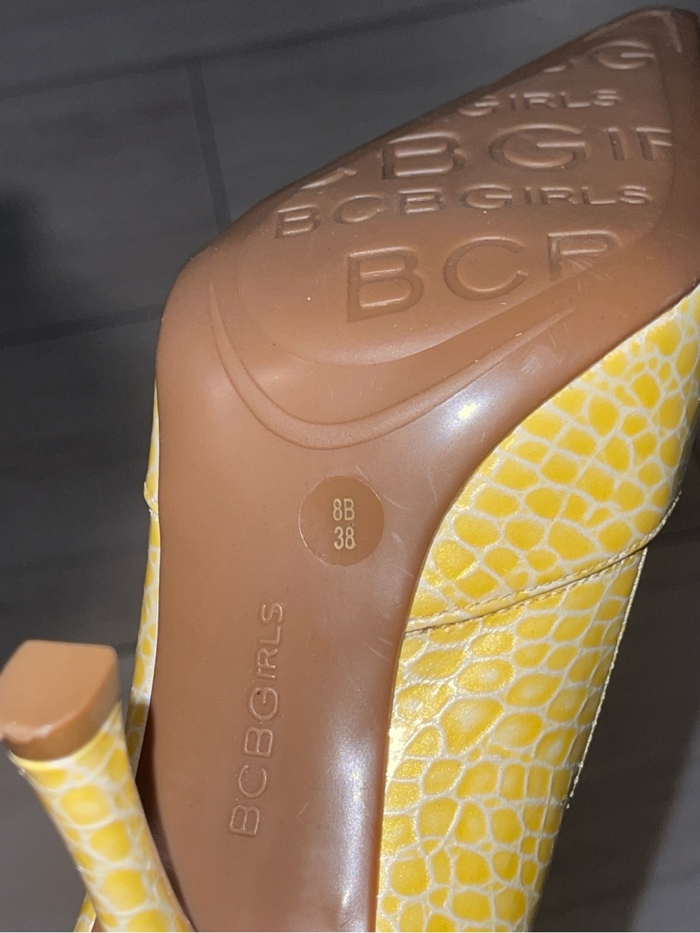 BCBGMaxazria Y2K Yellow Animal Print Croc-Embossed Pointed Toe Pumps - Picture 8 of 9